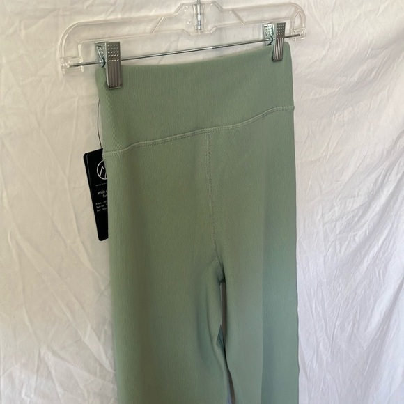 Move Technology: Tulip Waistband Wide Leg Crop Yoga Pants- XS - Picture 10 of 16